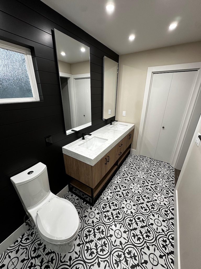 Modern Black and White Bathroom